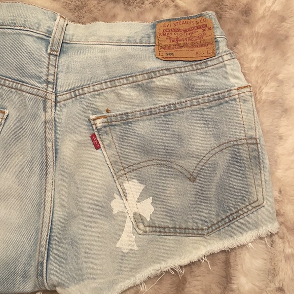 ✨womens denim Levi’s shorts with cross stamp✨ - Picture 4 of 6